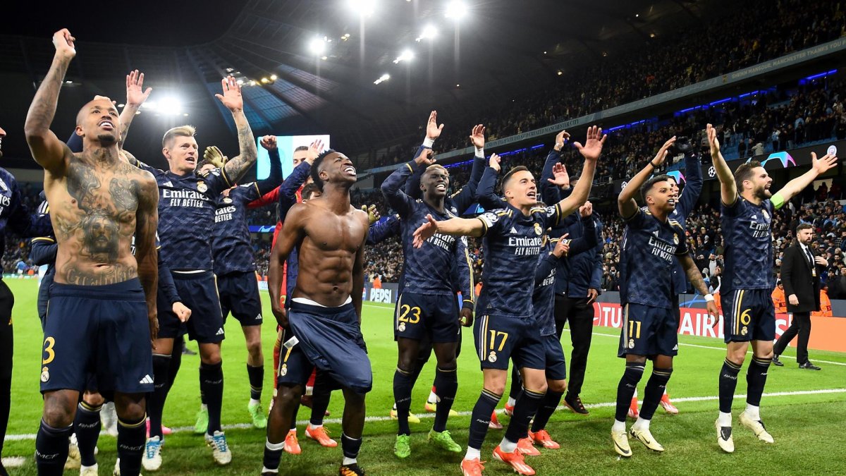 Los jugadores del Madrid celebran el pase a semifinales tras el partido de la UEFA Champions League que han jugado Manchester City y Real Madrid en Manchester, Reino Unido.