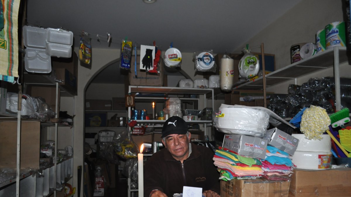 Comerciantes utilizan velas para atender a los clientes
