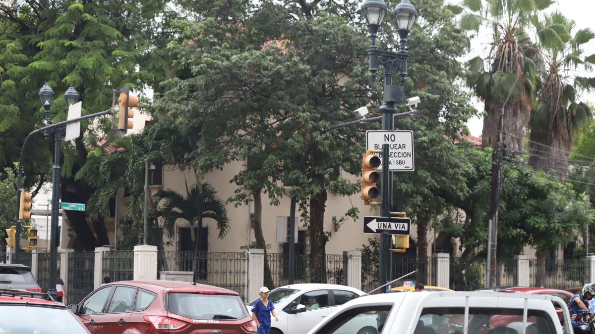 Guayaquil en caos por la falta de semáforos debido a los cortes de luz.