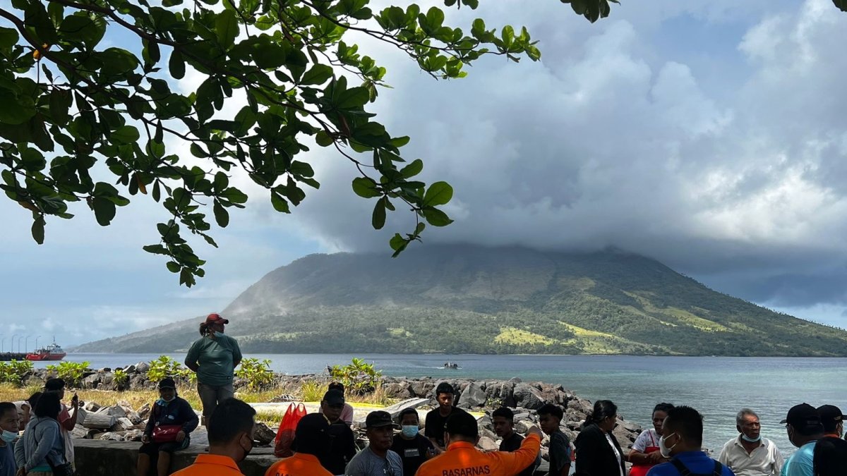 Los equipos indonesios de emergencia trabajan en la evacuación de personas a raíz de las erupciones del volcán Ruang.