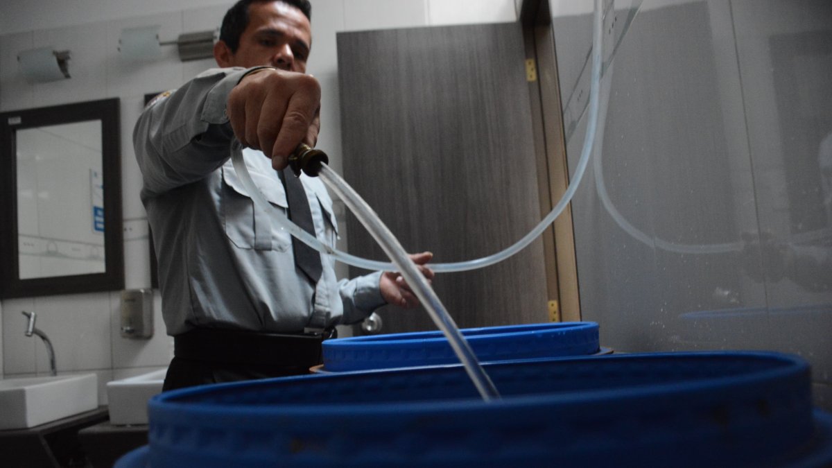 Las personas optan por recoger agua en baldes para utilizar en la cocina, higiene y otros.