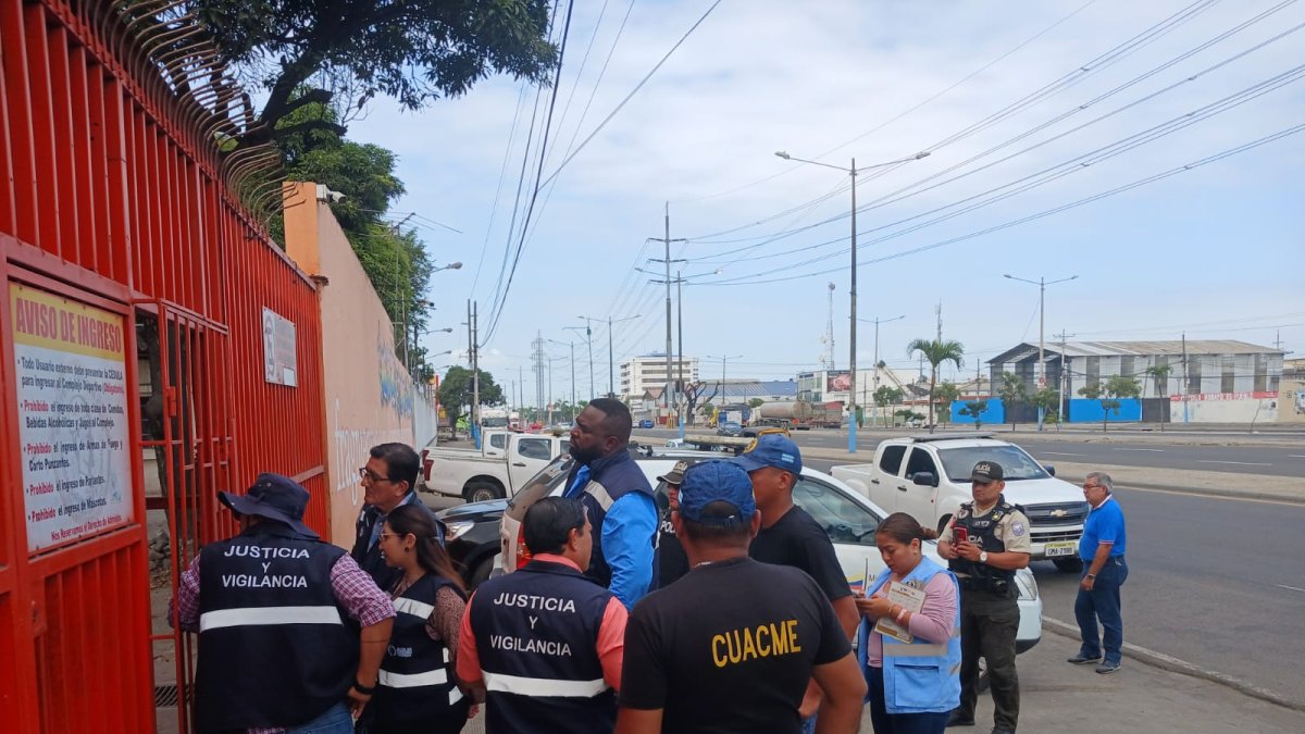 Funcionarios municipales clausuraron el establecimiento donde se registraron riñas durante una fiesta.