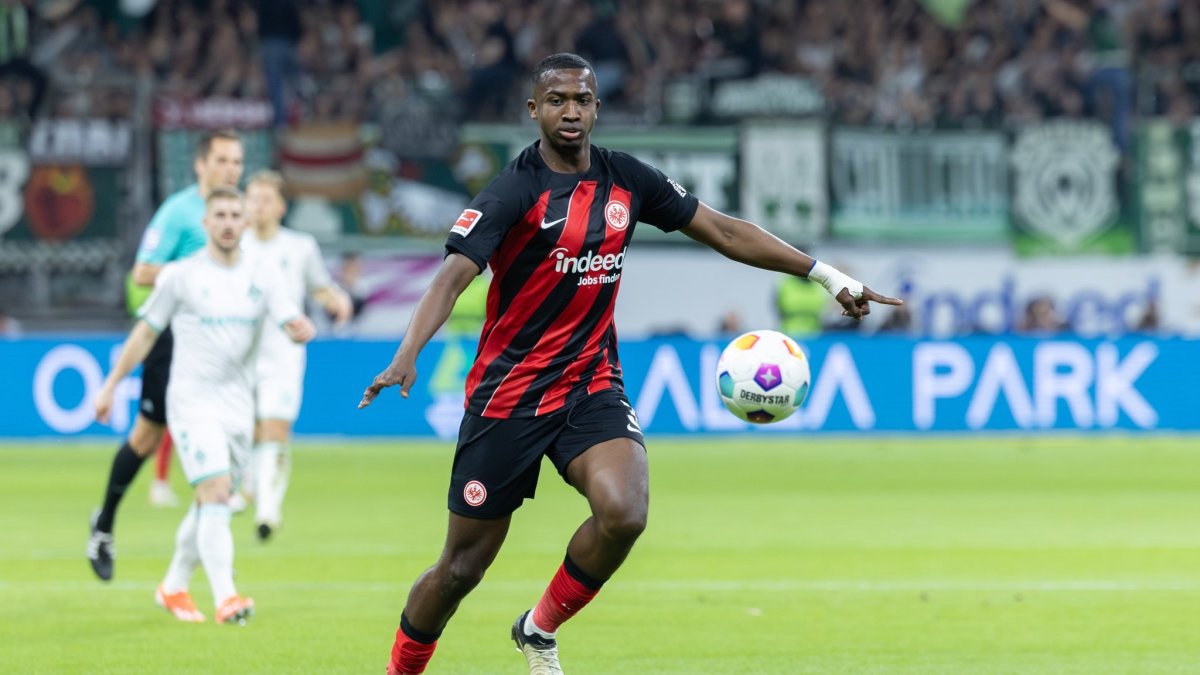 Willian Pacho es titular indiscutible en la defensa del Frankfurt.