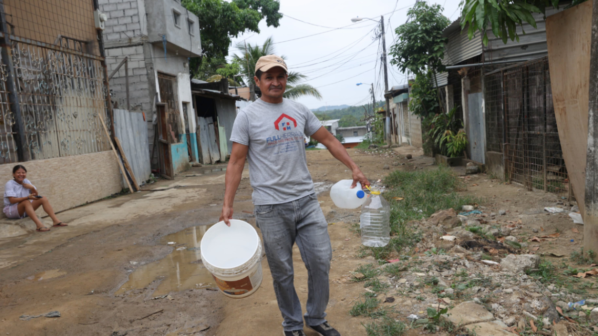 Varios sectores de Guayaquil permanecen sin agua y sin luz.