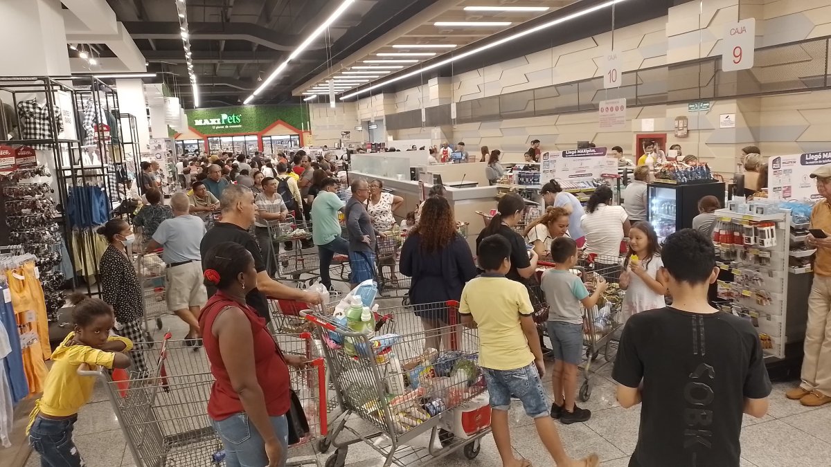 Largas filas se arman en los supermercados, ante la dificultad de hacer los pagos.