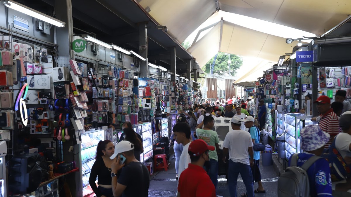 Comerciantes atienden hoy al público.
