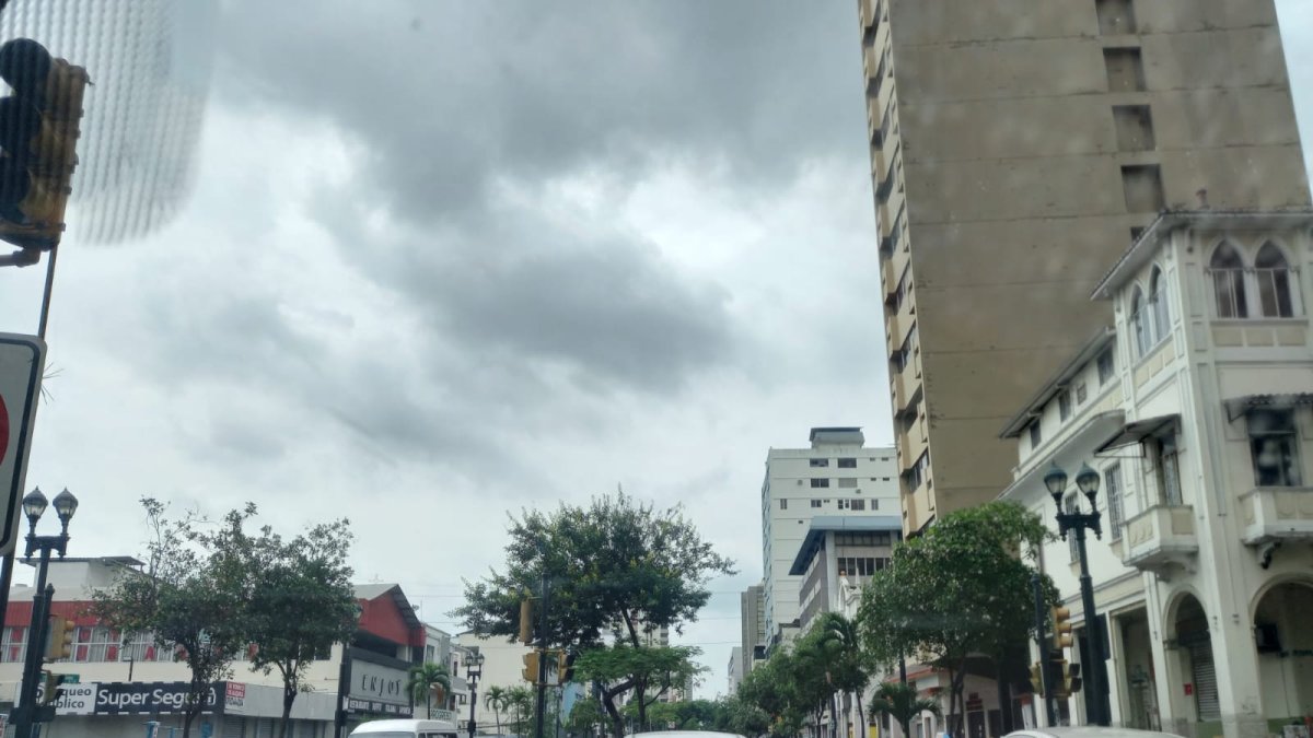 En la avenida 9 de Octubre y Esmeraldas, los semáforos estaban apagados.