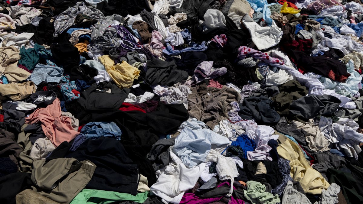 Basura en el vertedero de ropa ubicado en el Desierto de Atacama, el 13 de abril de 2024, en Iquique