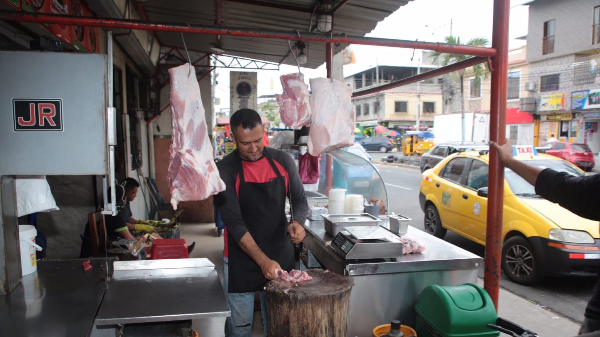 José Vera corta la carne con hacha, no puede usar la cortadora eléctrica por el apagón.