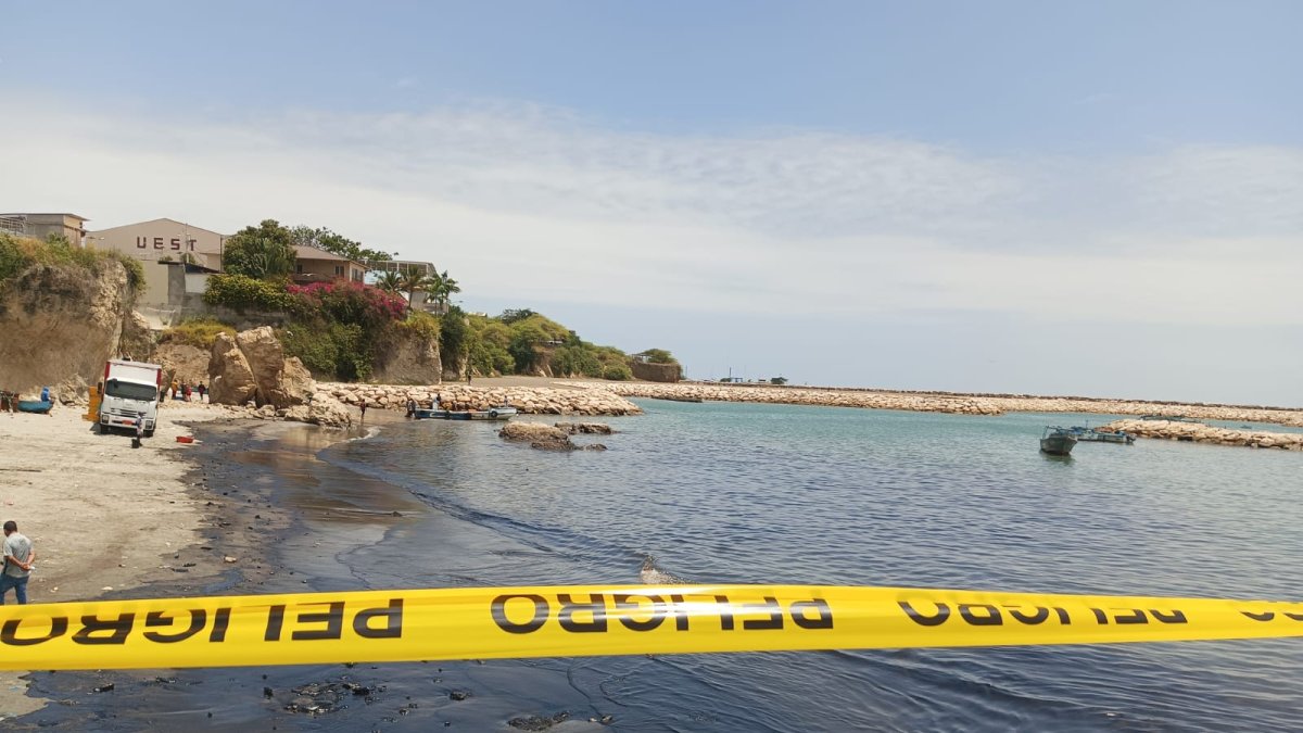 La mancha quedó esparcida en gran parte del área, aledaña al malecón.