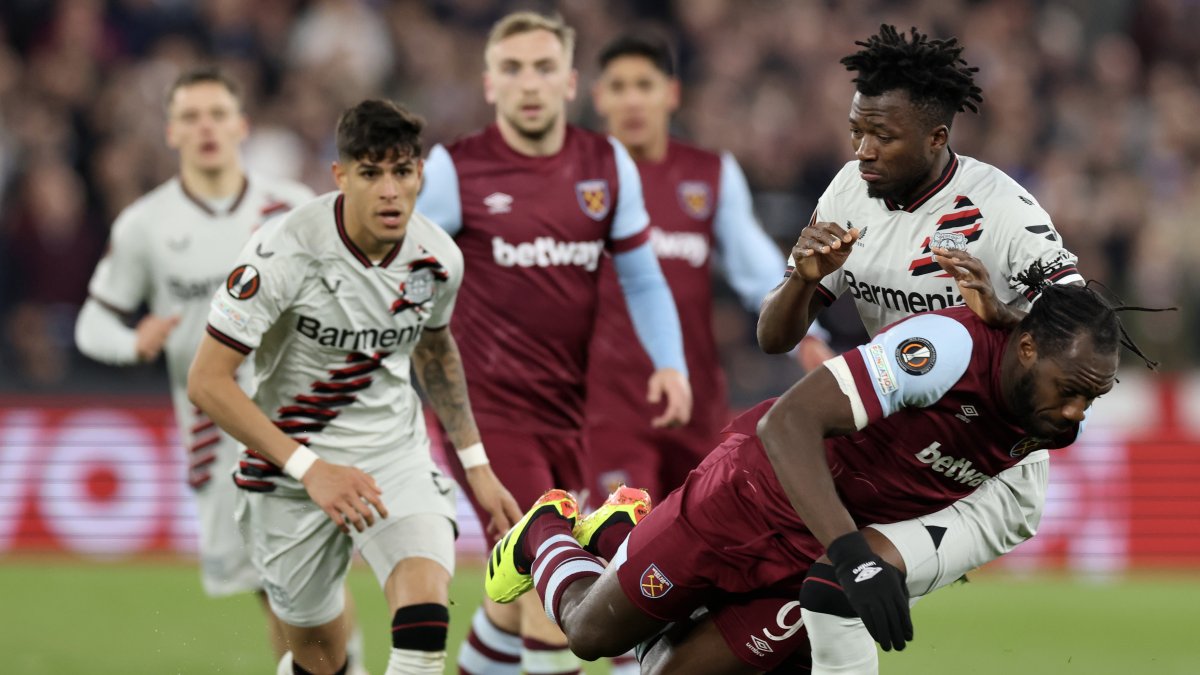 Piero Hincapié destacó en el empate de Bayer Leverkusen ante West Ham.