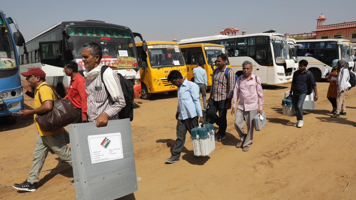 Bikaner. Funcionarios recogen las máquinas de votación electrónica.
