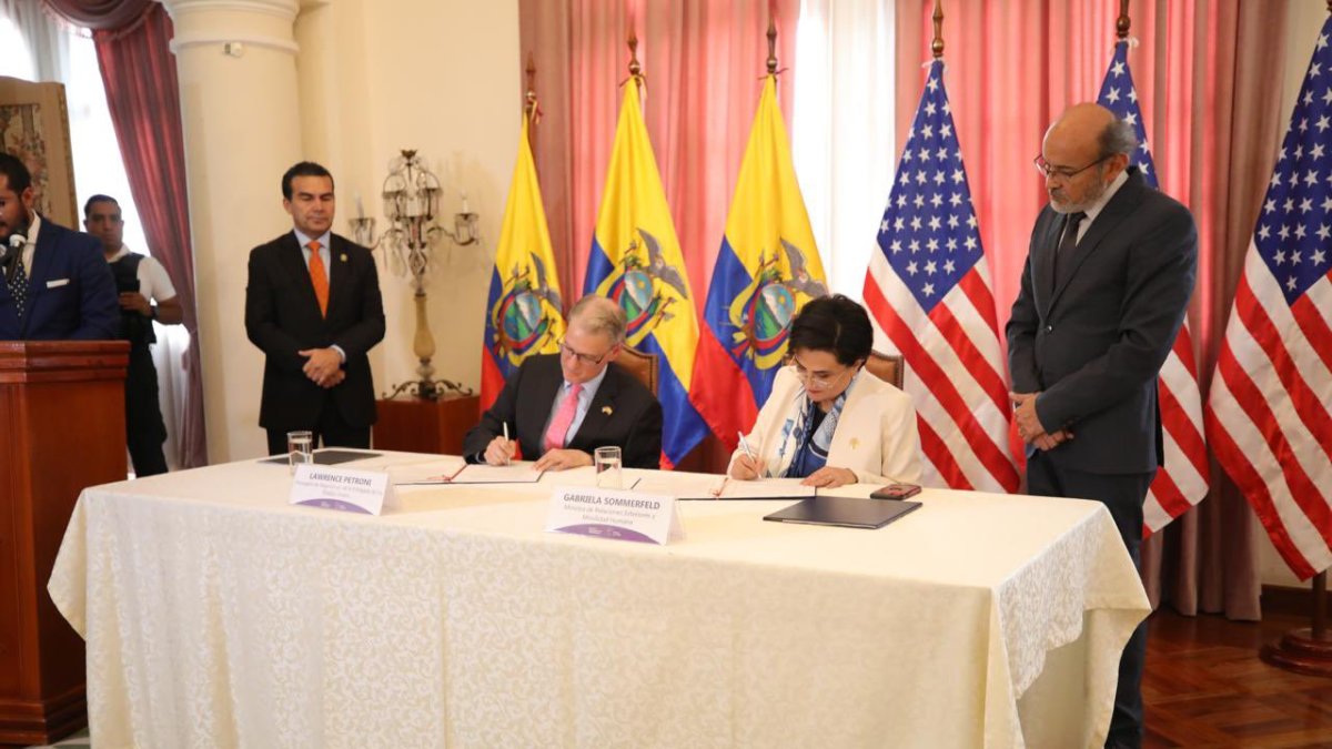 El encargado de negocios de la Embajada de EE.UU., Lawrence Petroni y la canciller Gabriela Sommerfeld.