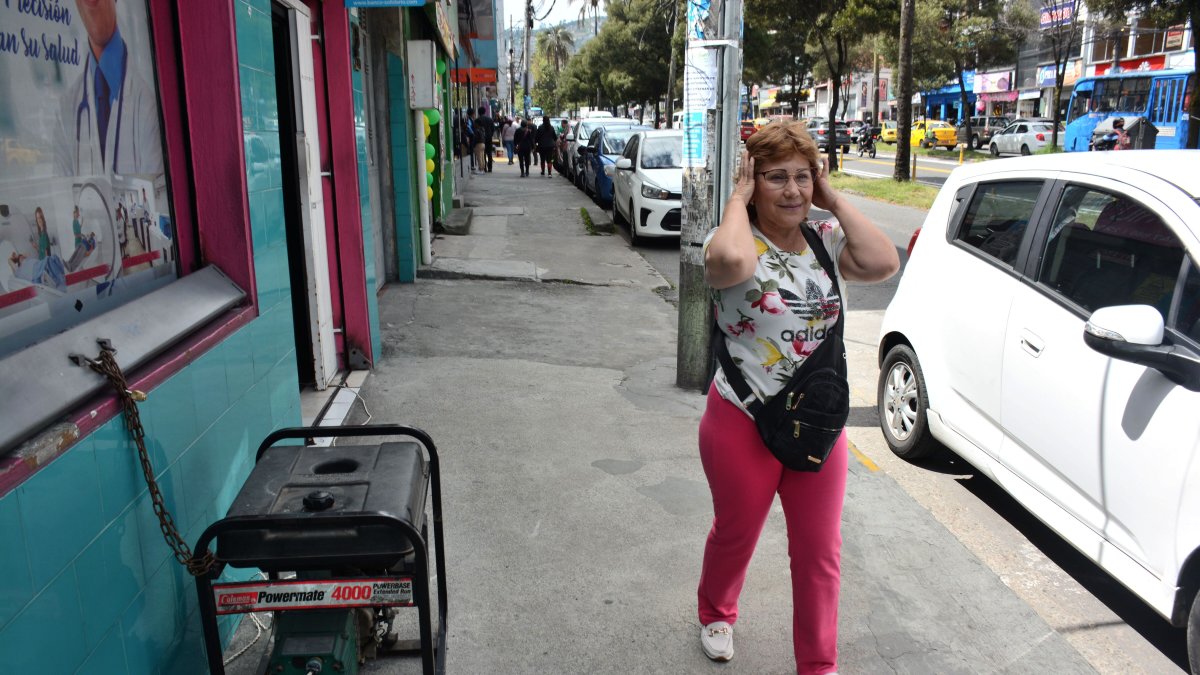 Las personas que transitan por zonas comerciales están expuestas a soportar los ruidos intensos que producen los generadores de energía. Muchos se tapan los oídos y otros prefieren cruzar de acera.