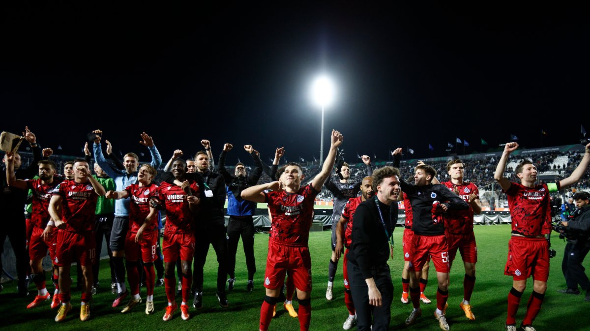 Joel Ordóñez celebra la clasificación con sus compañeros.