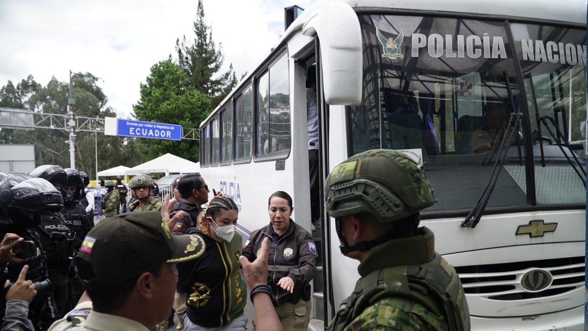 Los presos extranjeros fueron entregados a las autoridades de Colombia en el puente de Rumichaca, en la frontera norte.
