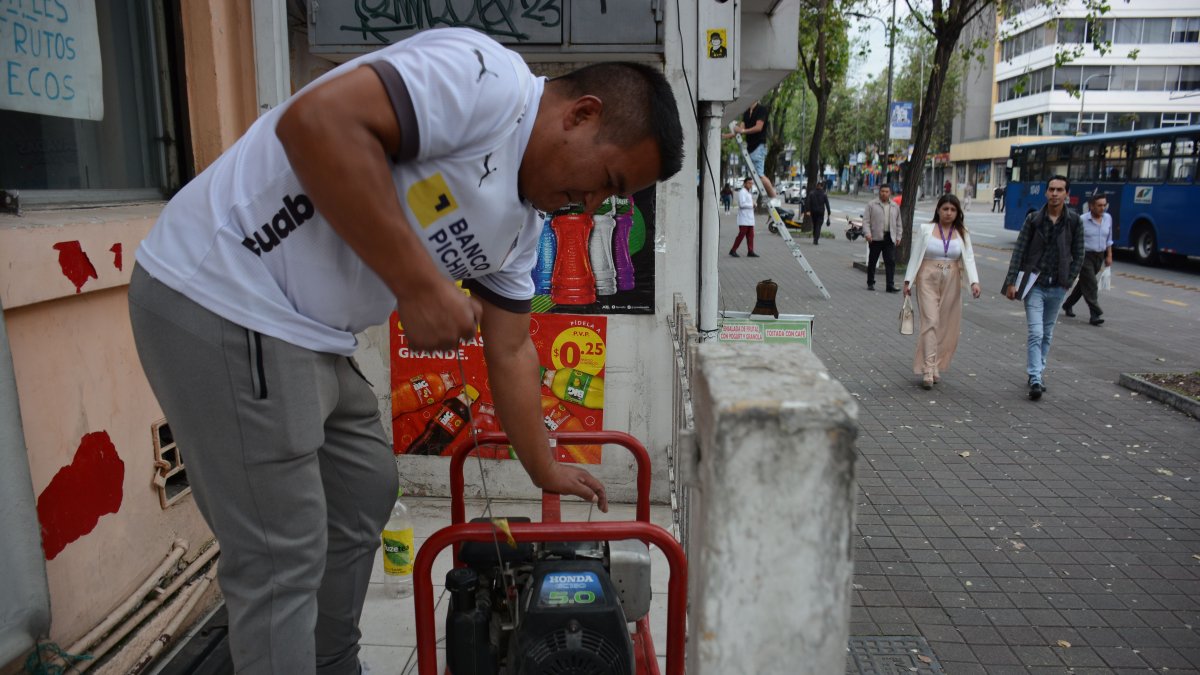 Estos generadores abastecen por unas horas, los propietarios deben usar su dinero para comprar gasolina y funcione durante los cortes prolongados.