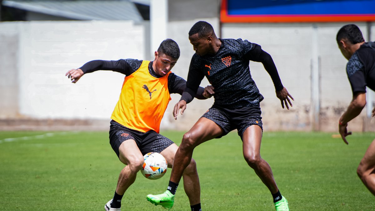 Michael Estrada (d) es una de las cartas ofensivas de los albos.