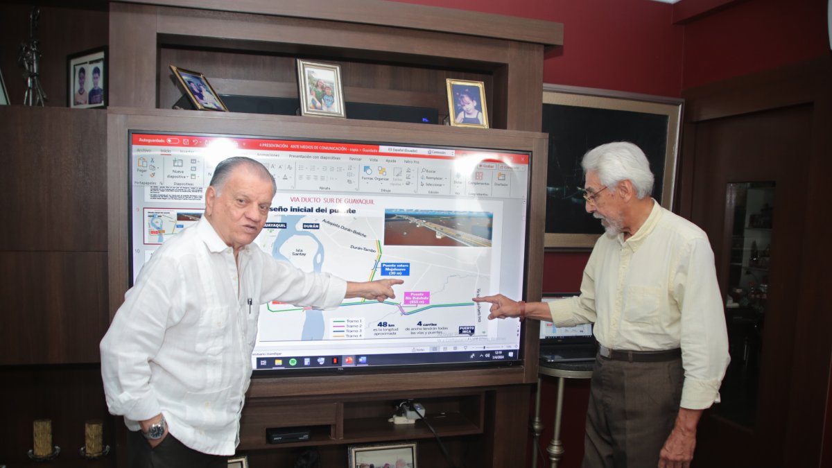 Especialistas. Napoleón Ycaza y José María Fuentes en el instante en el que detallaron el proyecto a EXPRESO.