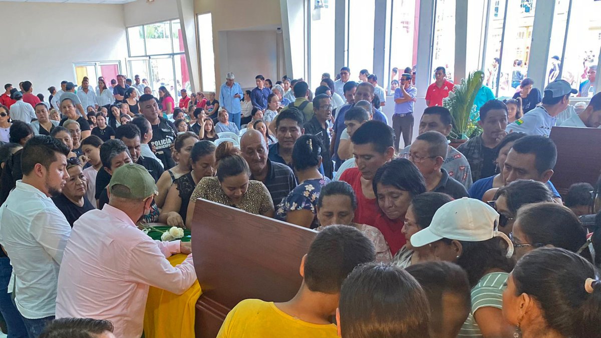 Consternación. Gran cantidad de ciudadanos se acercaron a despedirse del alcalde de Ponce Enríquez, José Sánchez.