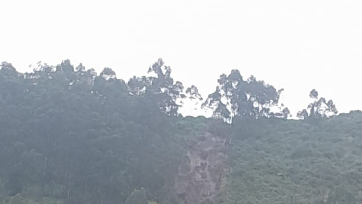Parte de una montaña se desprendió en el barrio Santa Teresita de Conocoto, valle de Los Chillos.