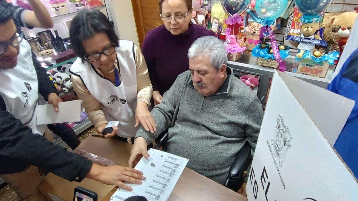 Gonzalo Pesantez ejerció su derecho al voto en casa dentro del proceso de consulta popular y referéndum 2024.