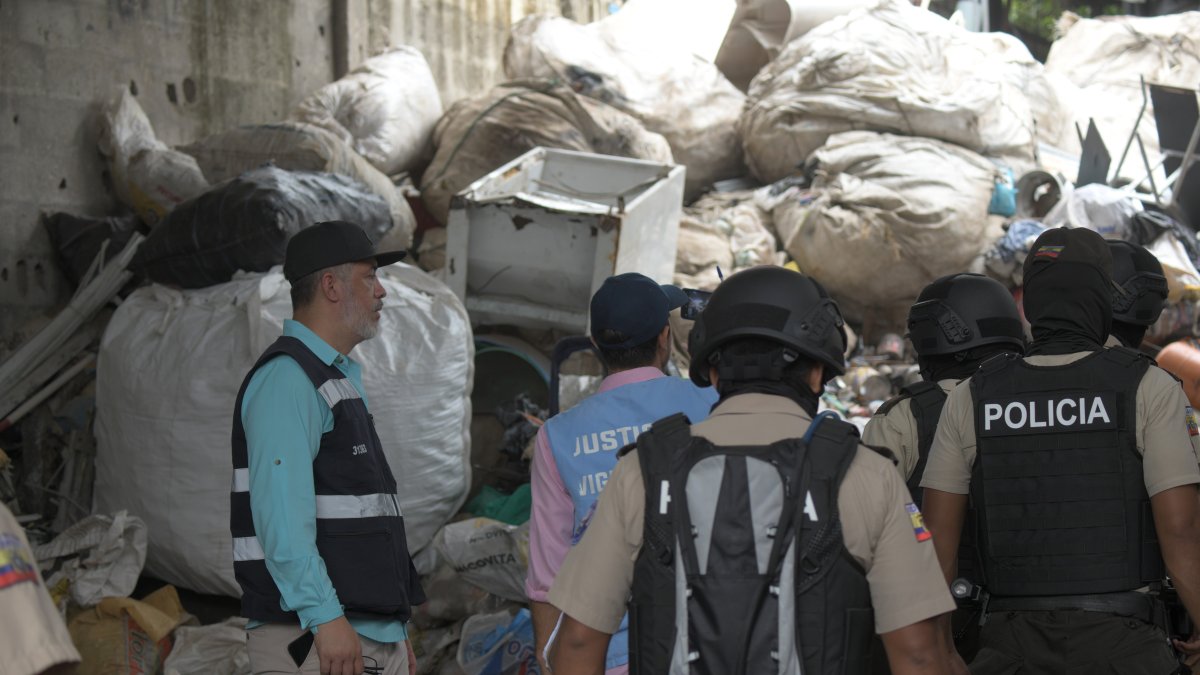 En las recicladoras de Guayaquil se hallaron textos escolares, armas blancas y mobiliario urbano de la ciudad.