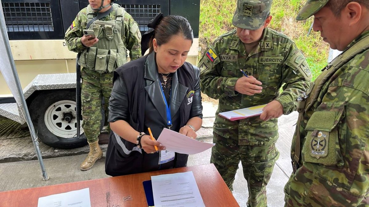 El material electoral para la jornada del domingo ya se traslada dentro del cantón Cuenca a todos los recintos.