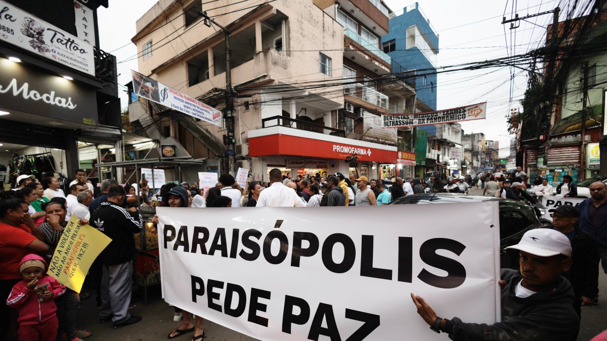 Habitantes de la favela Paraisópolis se manifiestan para exigir paz en Sao Paulo (Brasil).