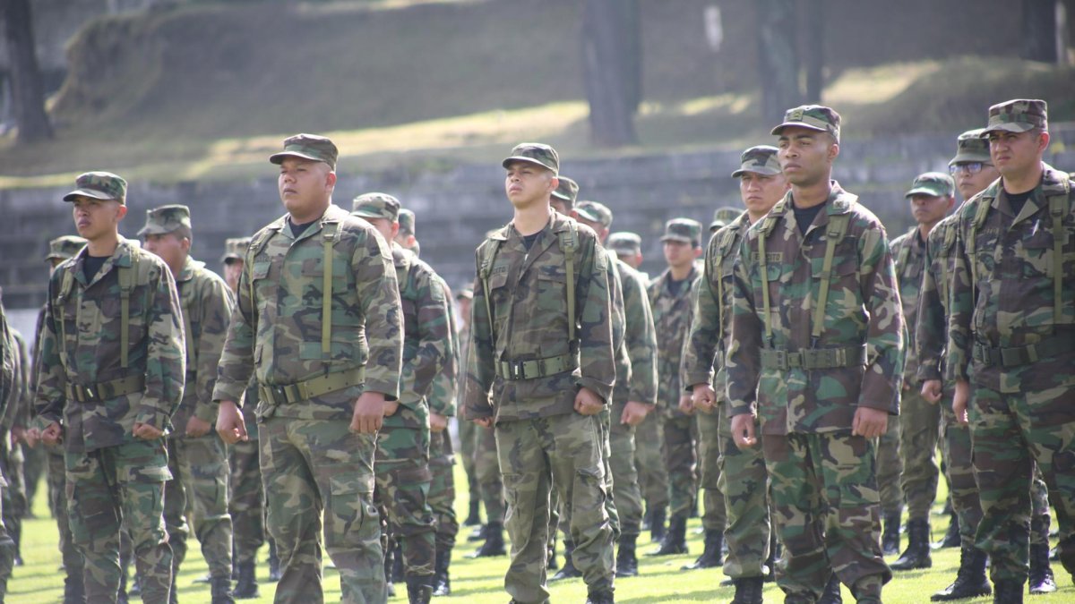 Fotografía cedida por las Fuerzas Armadas de Ecuador que muestra a reservistas de durante una ceremonia de inauguración de reentrenamiento en Quito (Ecuador).