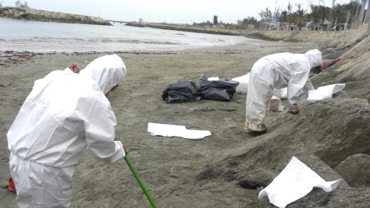 Personal técnico continúa este 19 de abril con la limpieza en el área.