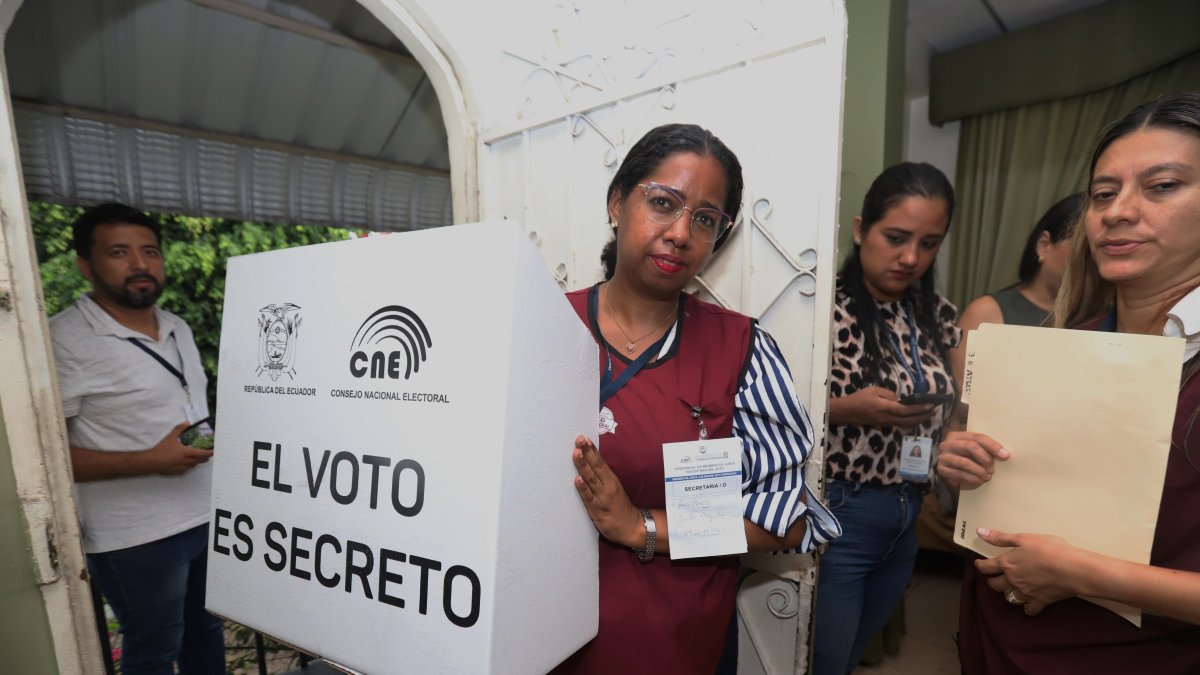 El 18 de abril se inauguró el voto de los privados de la libertad sin sentencia ejecutoriada y el 19 de abril, el voto en casa.
