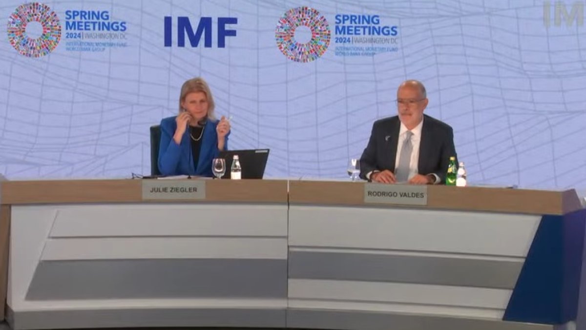 Rodrigo Valdés (derecha), director para el Hemisferio Occidental del FMI, en rueda de prensa este 19 de abril de 2024