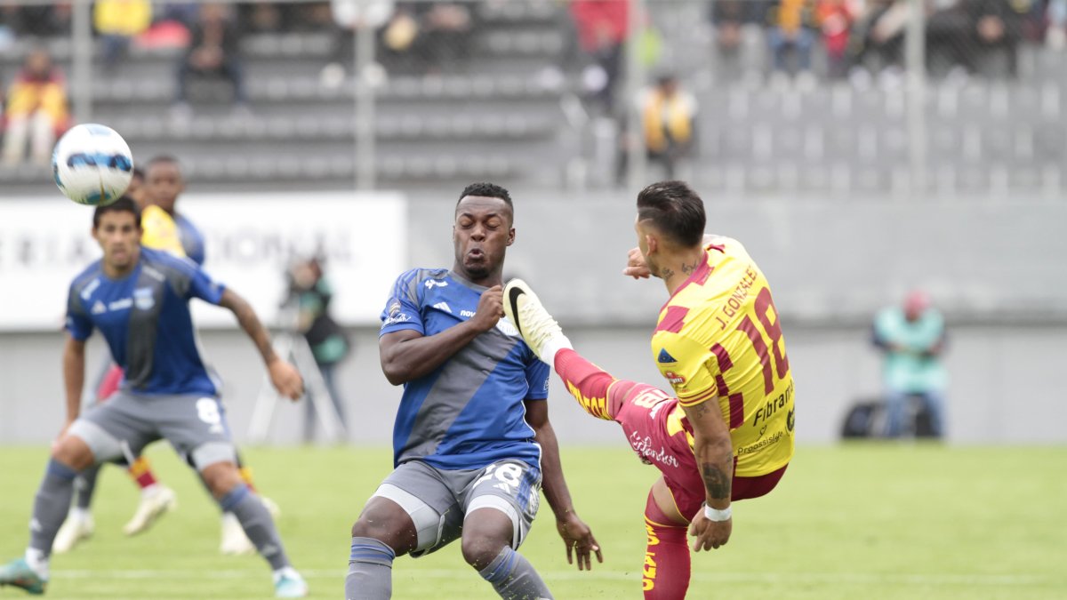 Emelec y Aucas en el partido de este 19 de abril.