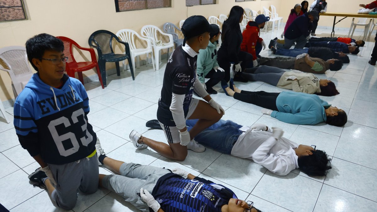 Comunidad. La gente del barrio El Rancho participa del curso de primeros auxilios para su comité de riesgos.
