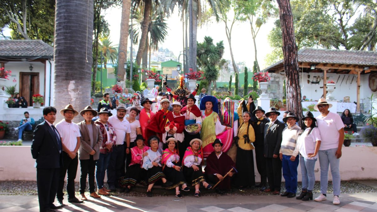 Festejo. Los grupos recorren el parque Montalvo y la Quinta de Mera.
