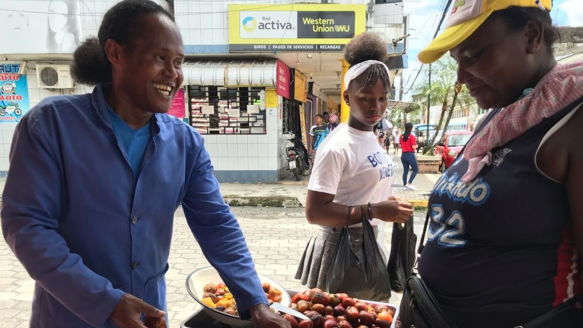 Venta. La cultura afro se resiste a excluir el chontaduro de su dieta.