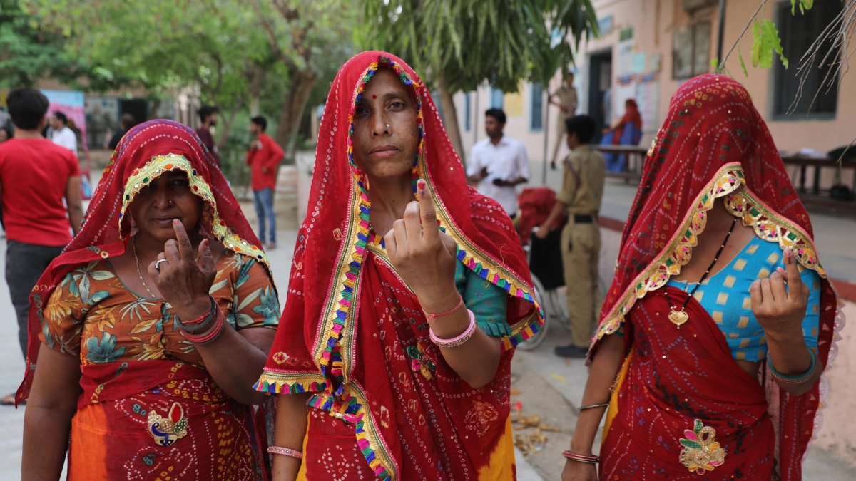 Mujeres indias muestran sus dedos con tinta tras votar en la primera fase de las elecciones generales, en la aldea de Shahpura, en las afueras de Jaipur, Rajasthan.