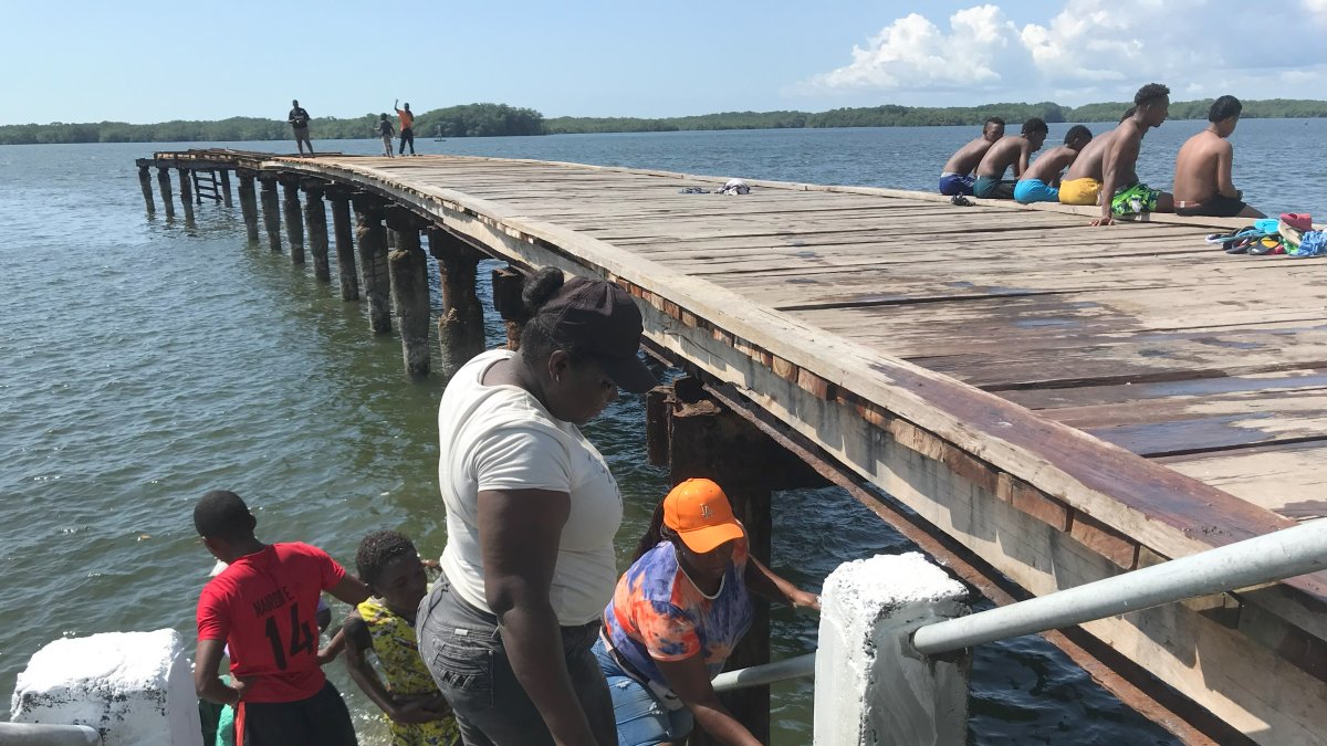 Minga. Un grupo de ciudadanos sanlorenceños pintan y limpian parte del muelle del cantón San Lorenzo.