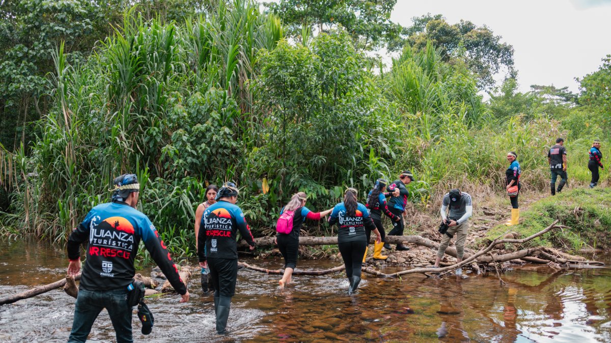 Las guías con discapacidad auditiva lucen sus trajes típicos y simbólicos para dar a conocer sus tradiciones y cultura.