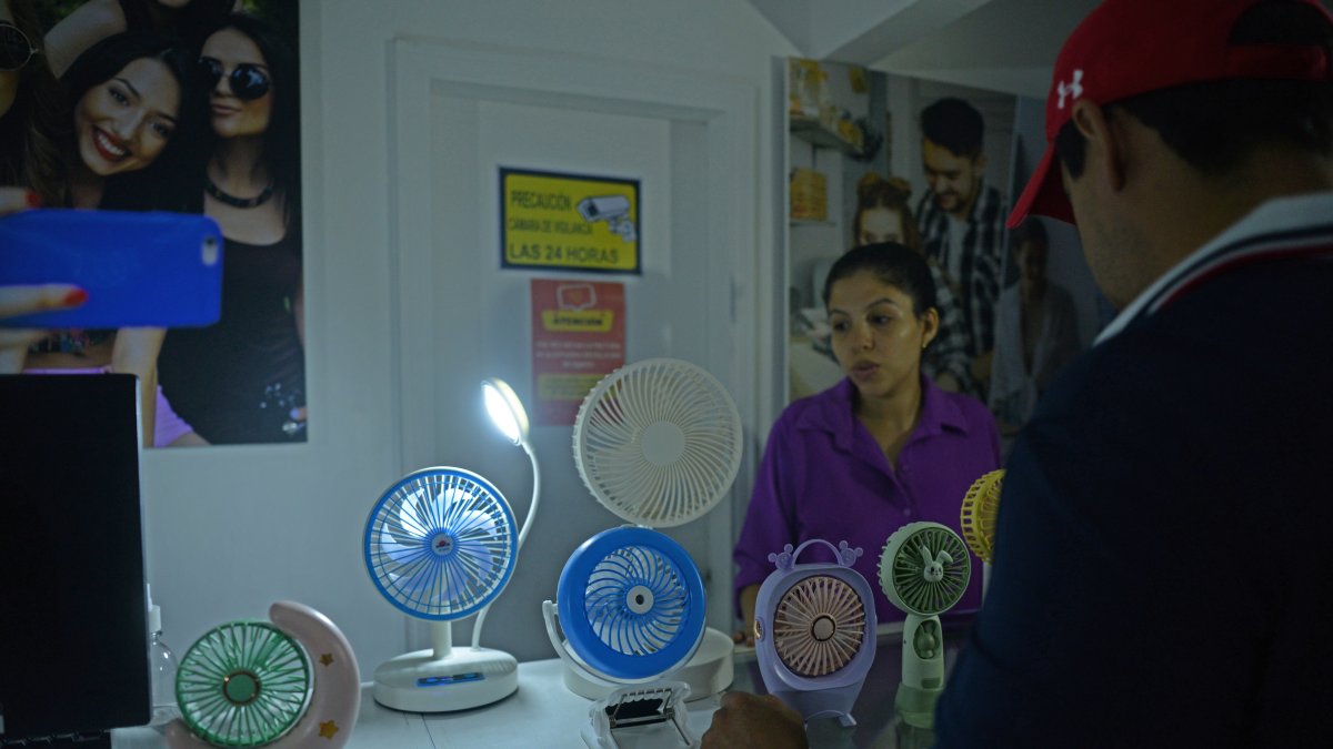 Crece la demanda de ventiladores portátiles. Sus precios están desde los $ 8 hasta los $ 22.