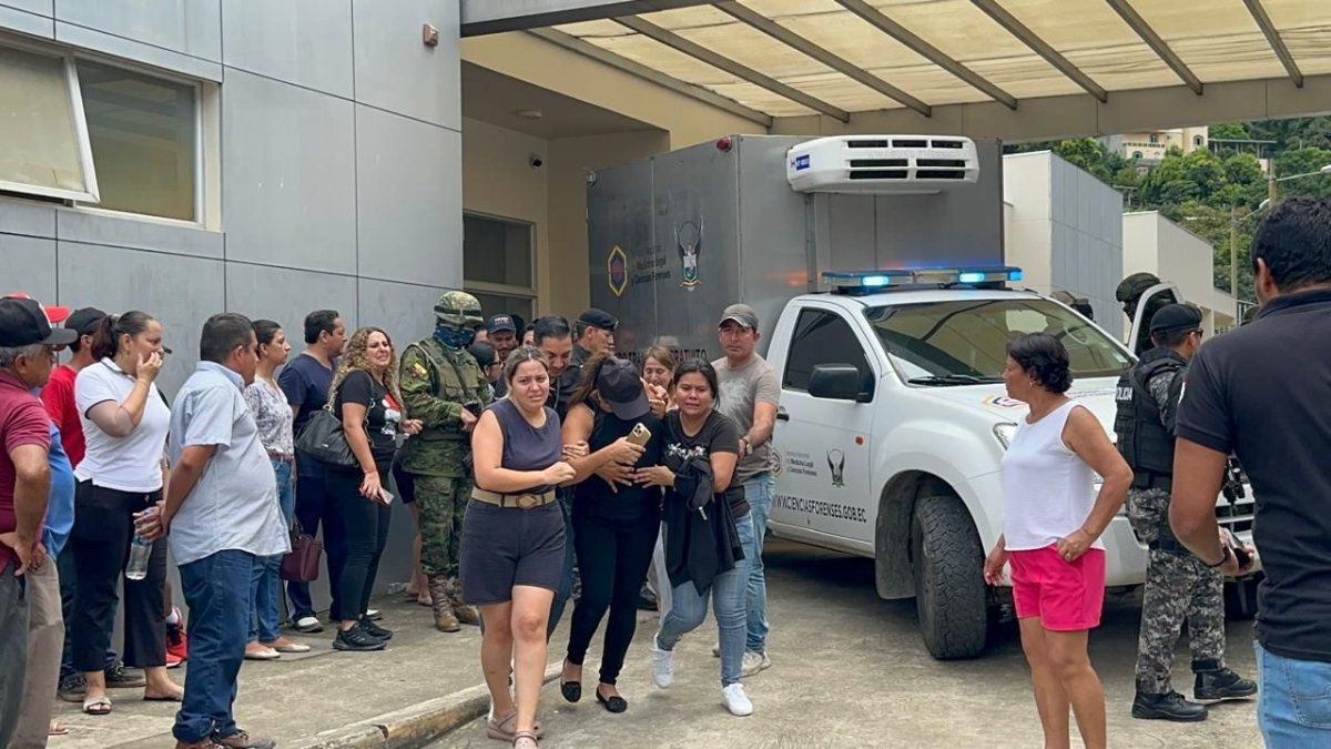 Reacciones. Familiares y allegados del alcalde Maldonado llegaron al hospital luego del lamentable hecho.