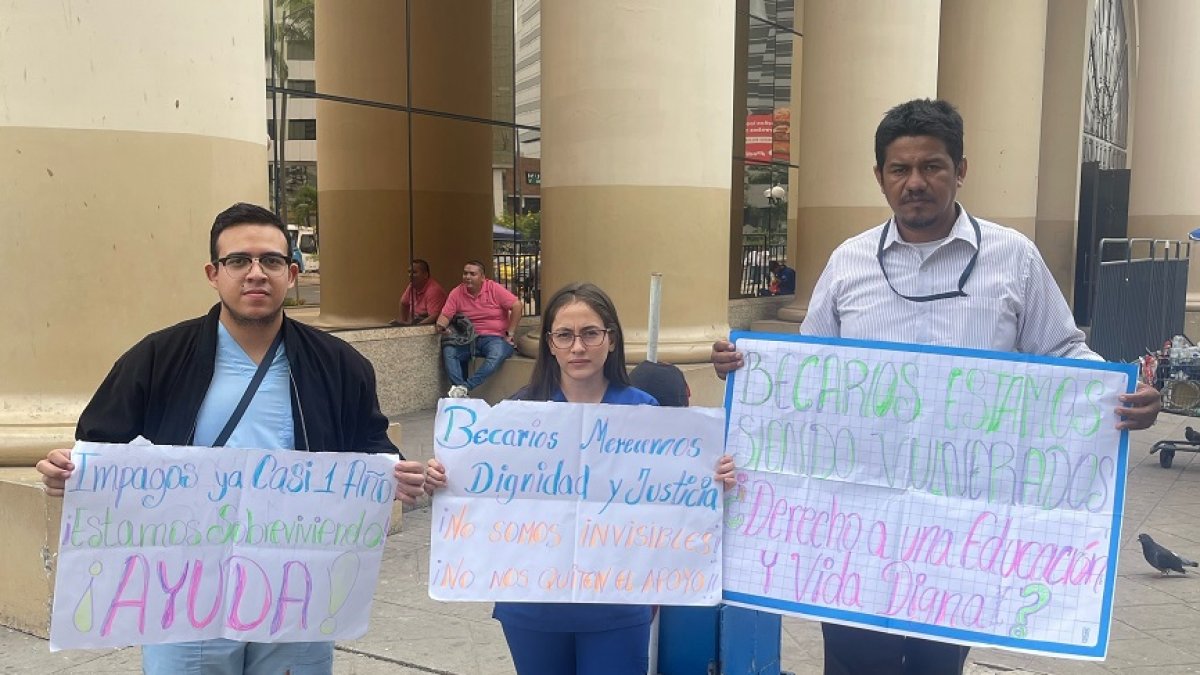 Los becarios reclamaron por los atrasos en sus asignaciones.