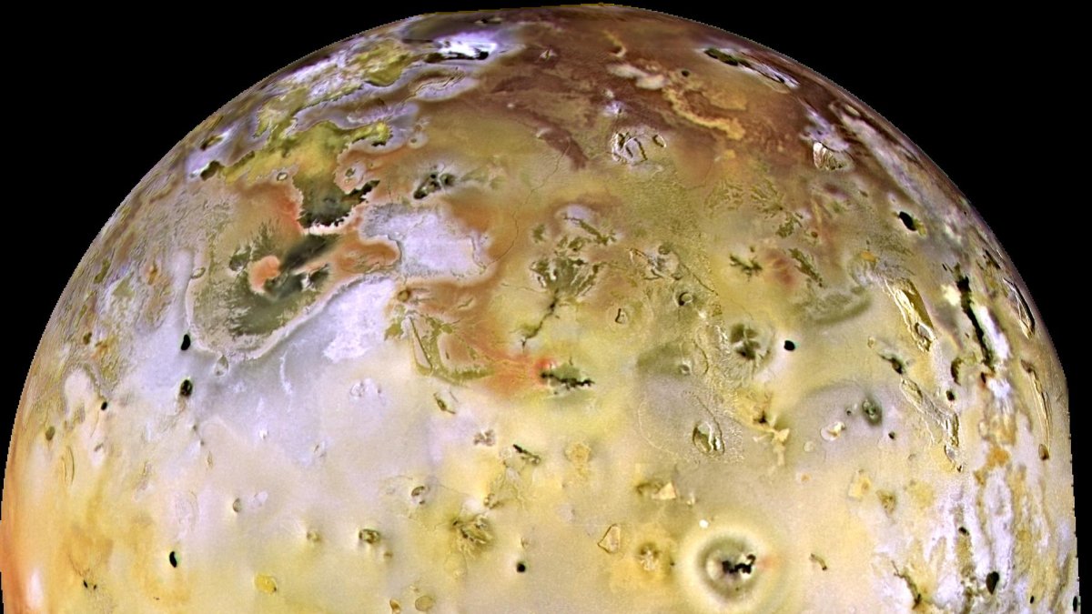 Io, el cuerpo más volcánico del sistema solar, en una imagen de la nave espacial Galileo de la NASA.