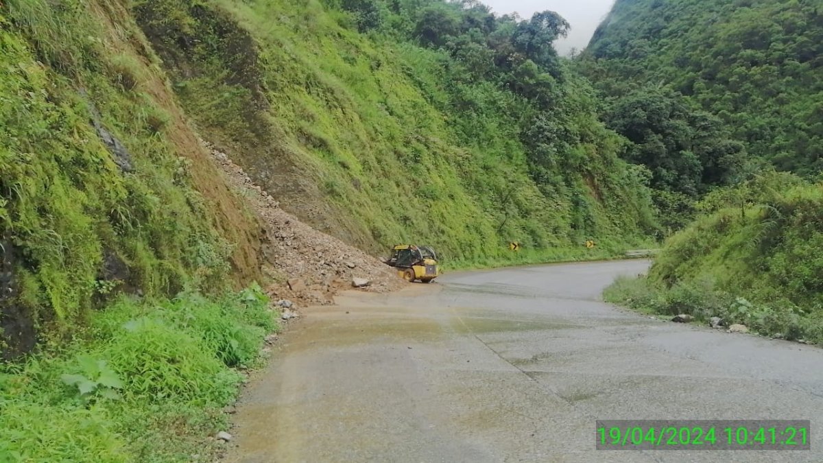 En el kilómetros 72 de la vía Cuenca- Molleturo- El Empalme está parcialmente habilitada por un derrumbe
