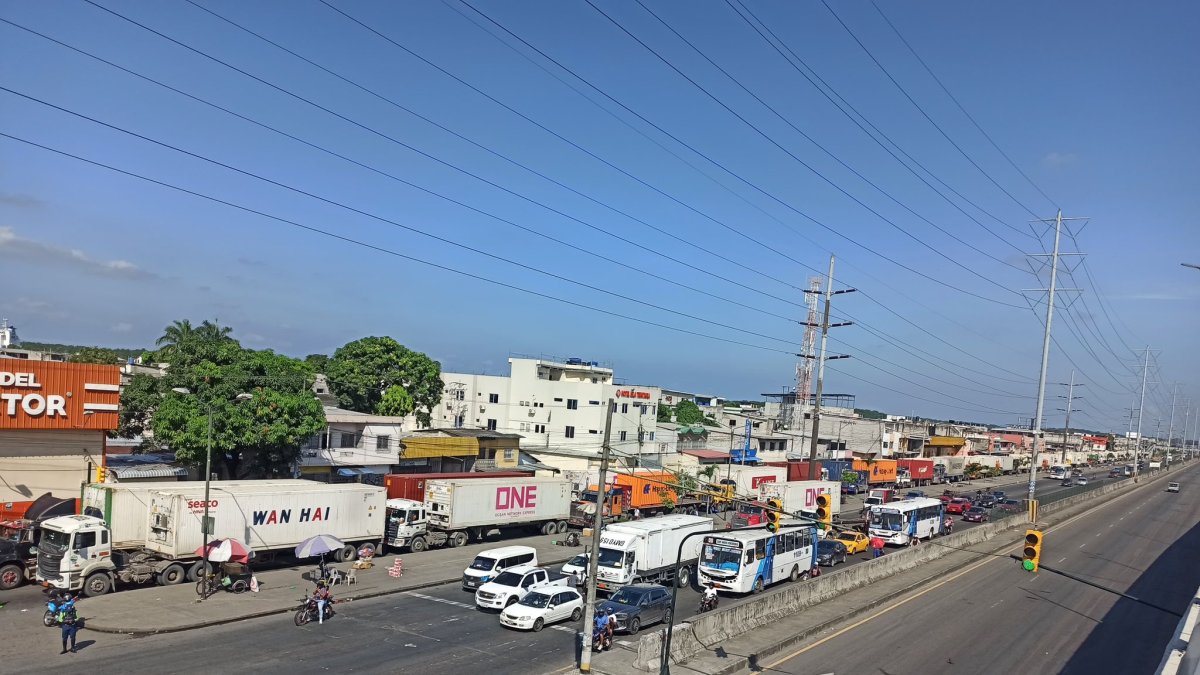 Decenas de carros pesados transitaban por el sector para ingresar al Trinipuerto.