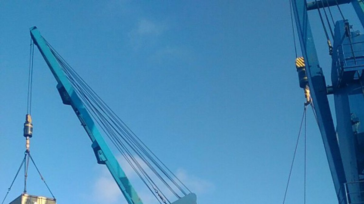 La carga para Galápagos será movida de la naviera a un buque para asegurar su llegada a las islas.