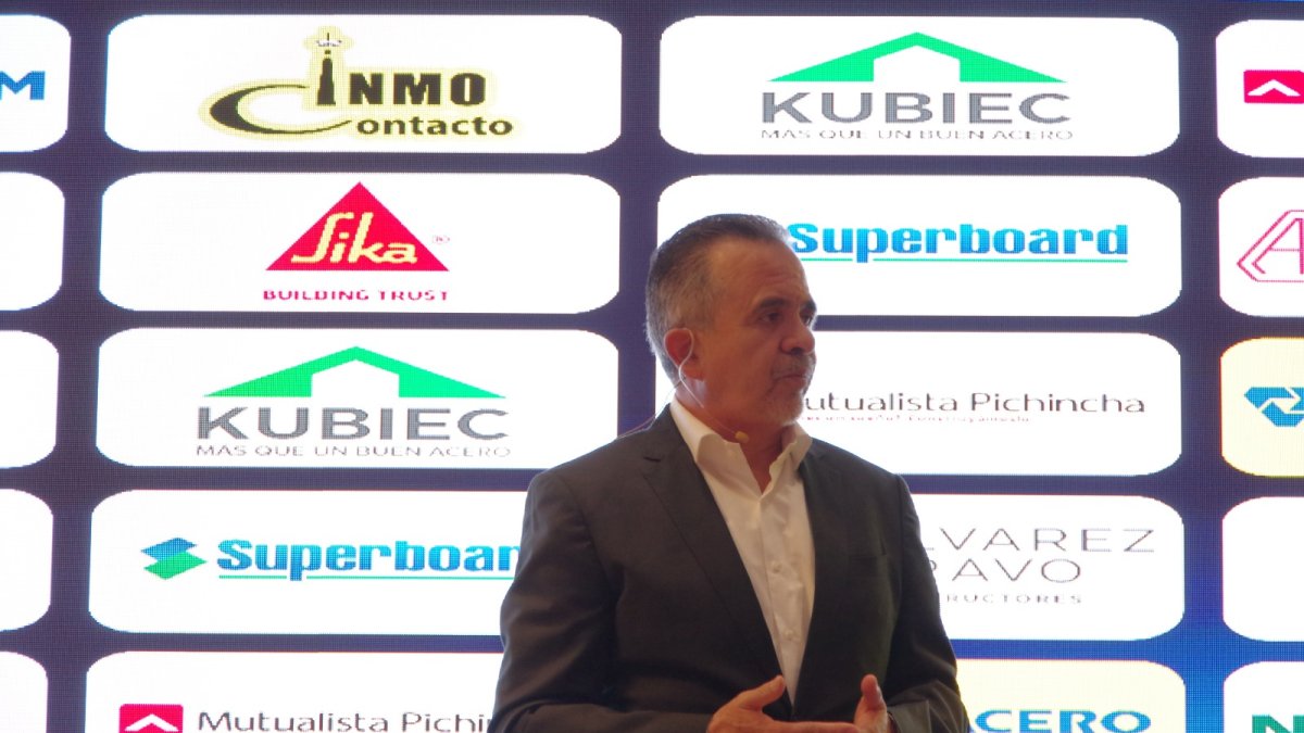 Henry Yandún, presidente de Constructores Positivos, en la presentación del portal web.