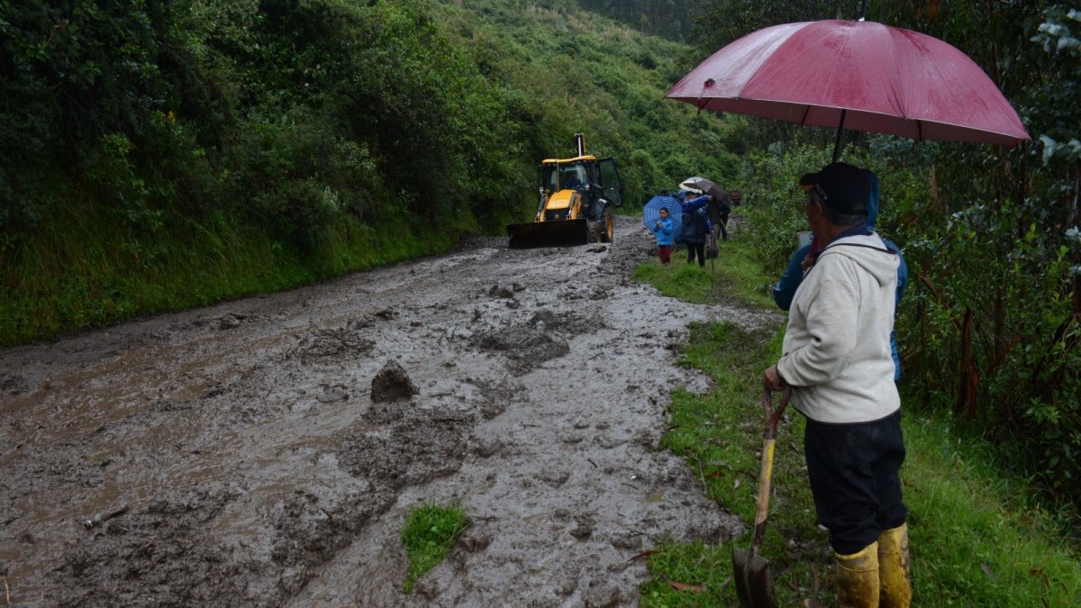 Los vecinos de Santa Teresita limpiaron las calles con palas.