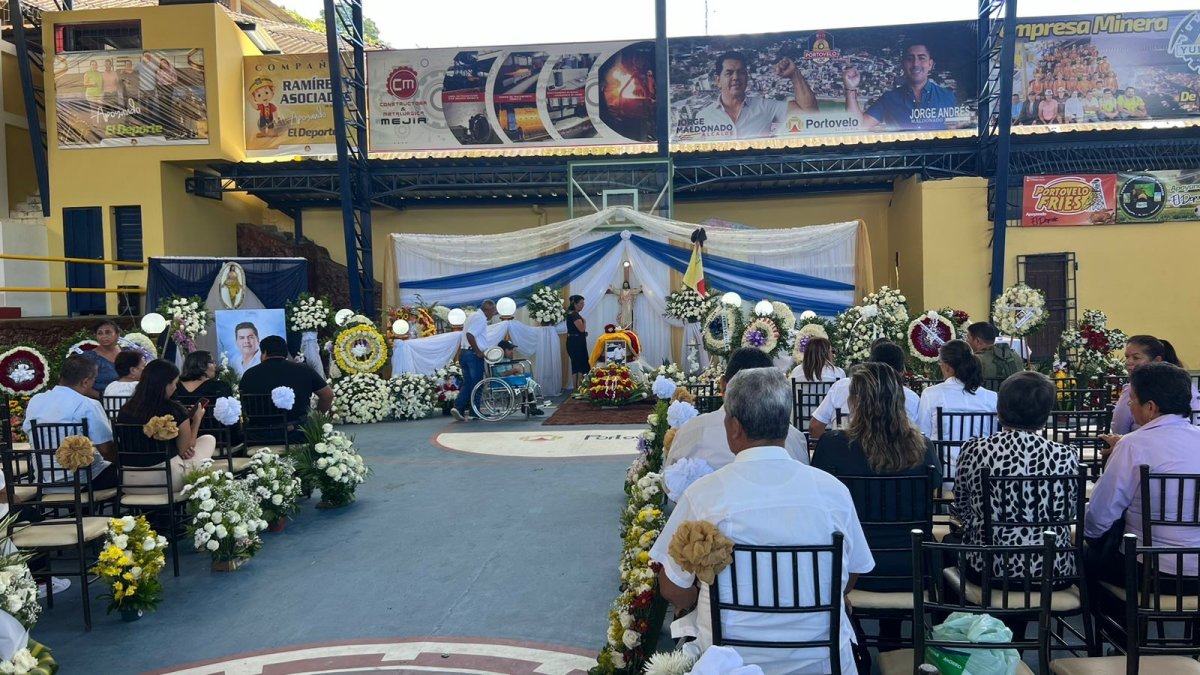En el coliseo del cantón Portovelo se realizó la capilla ardiente al féretro de Jorge Maldonado.